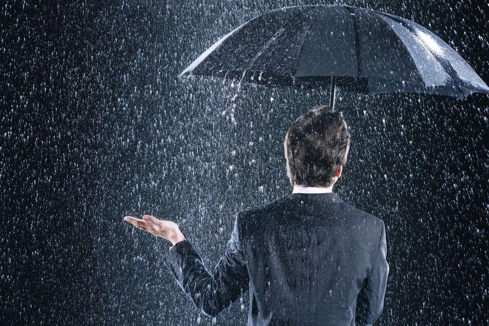 Is it raining ответ. Бизнесмен под зонтом. Дождь снаружи идет и внутри. Бизнесмен защита ветер зонт. Картина нищий под зонтом.